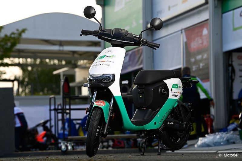 Il Vmoto Soco CUmini nel paddock della MotoE