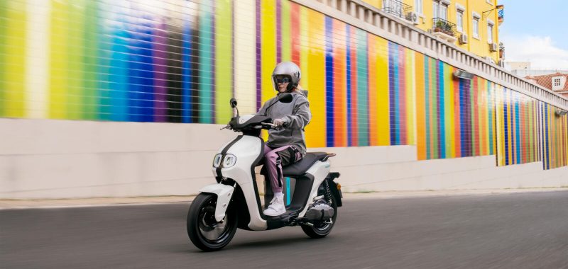 Yamaha menghadirkan NEO, skuter listrik pertamanya