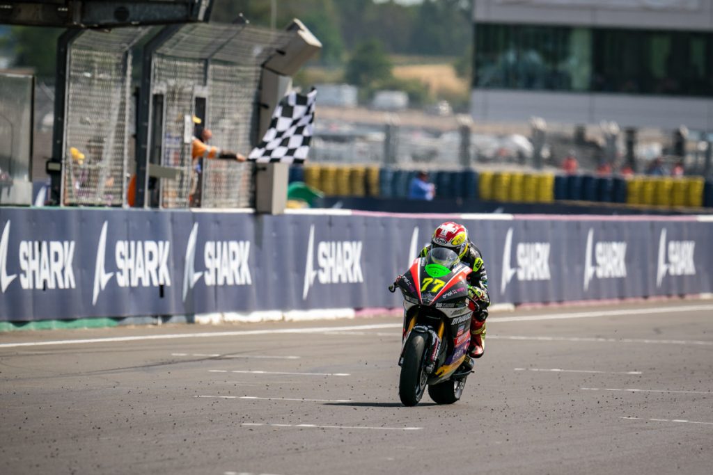 Dominique Aegerter took the first victory of the MotoE 2022 in Le Mans.