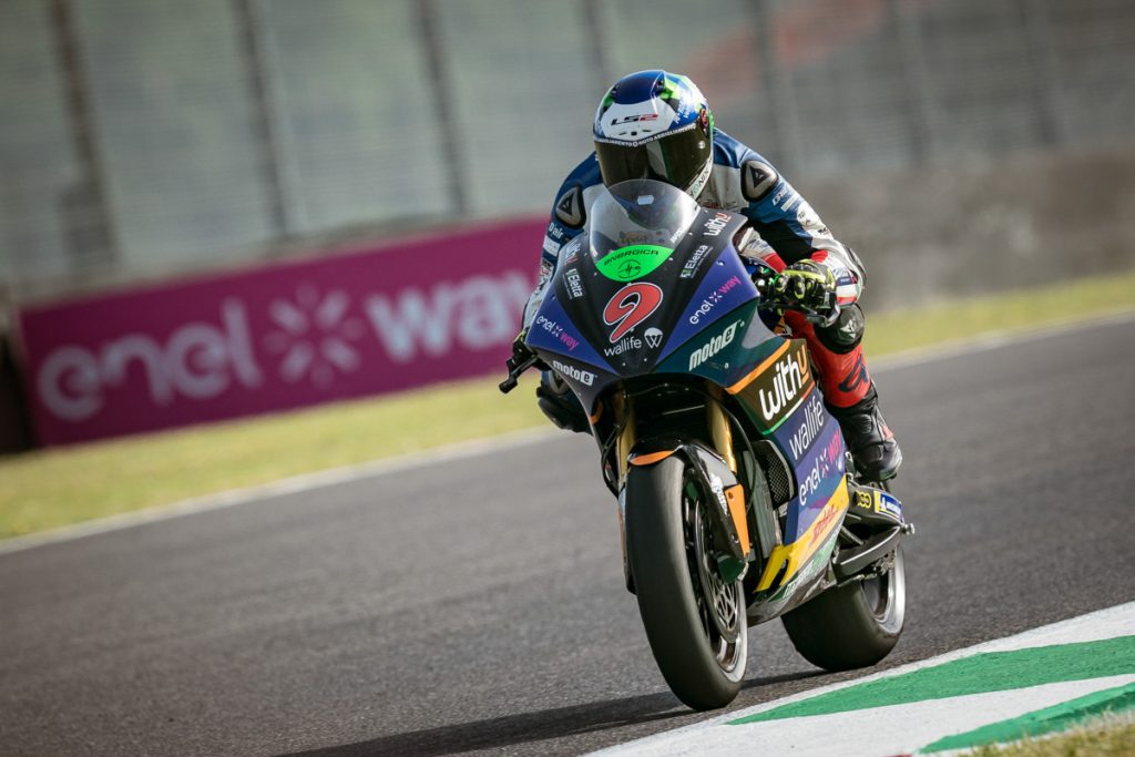 Andrea Mantovani in gara al Mugello nel GP d'Italia 2022 della MotoE con il team RNF MotoE