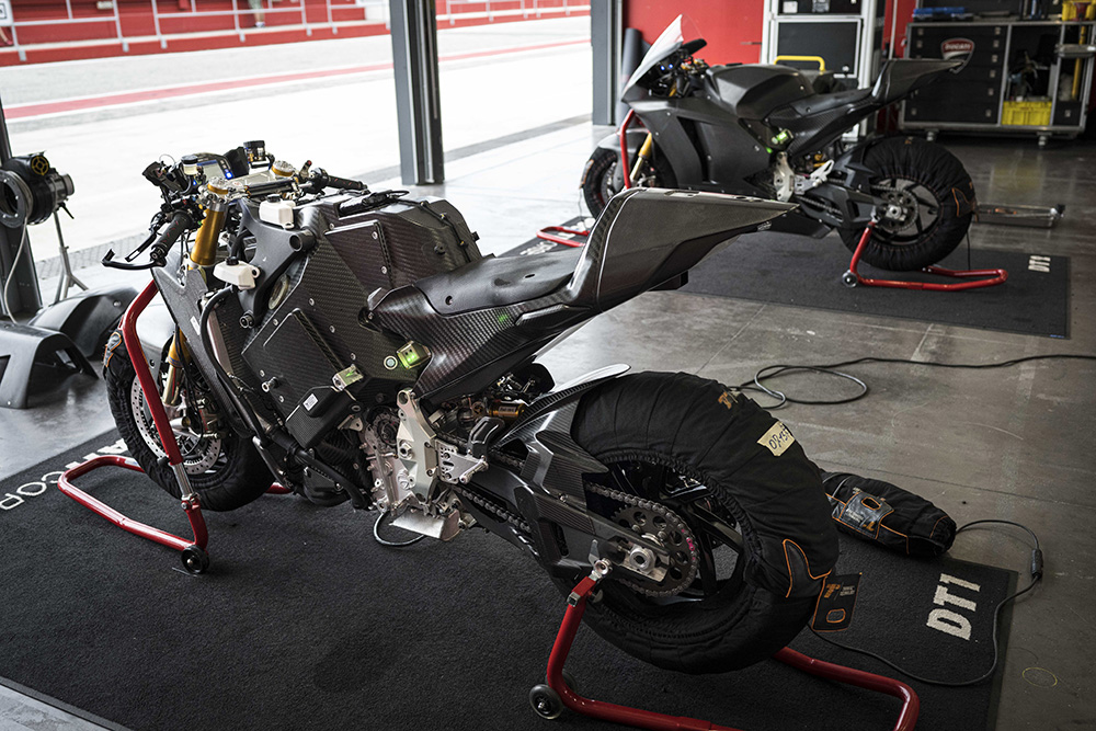 Il prototipo V21L della MotoE di Ducati con in primo piano la batteria