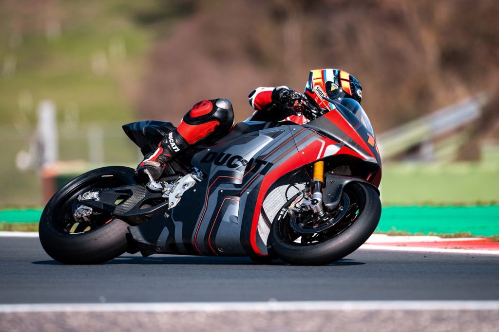 Ducati MotoE guidata da Alex De Angelis sul circuito di Misano