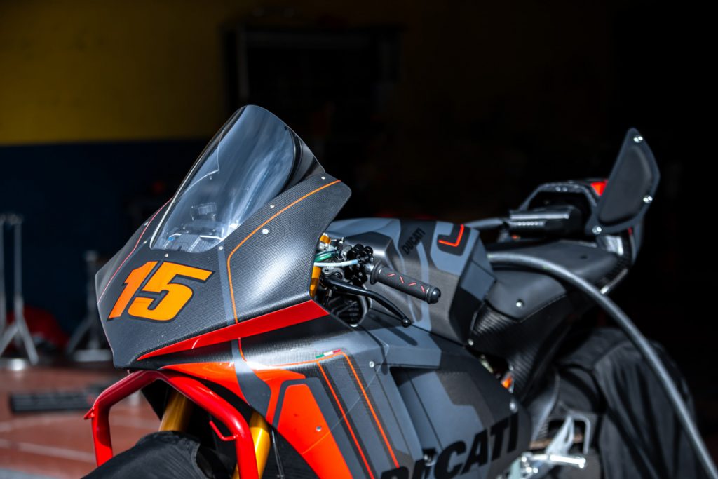 La Ducati MotoE mentre ricarica la batteria