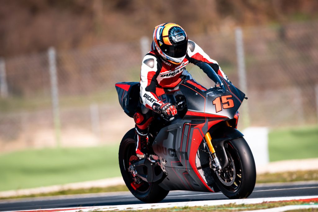 Ducati MotoE conducido por Alex De Angelis en el circuito de Misano