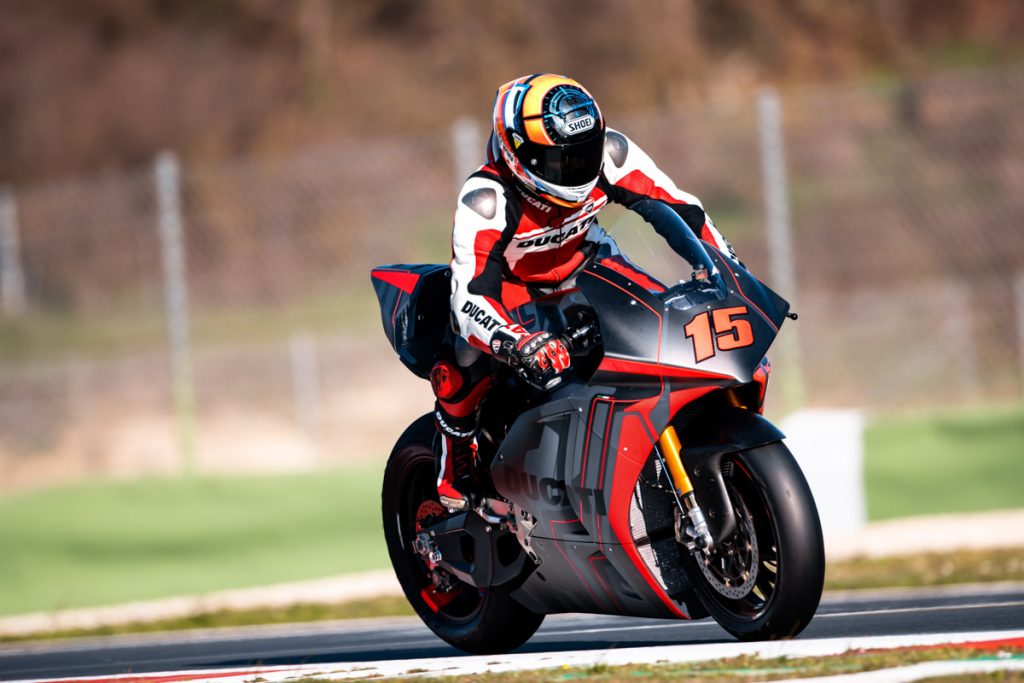 Ducati MotoE guidata da Alex De Angelis sul circuito di Misano