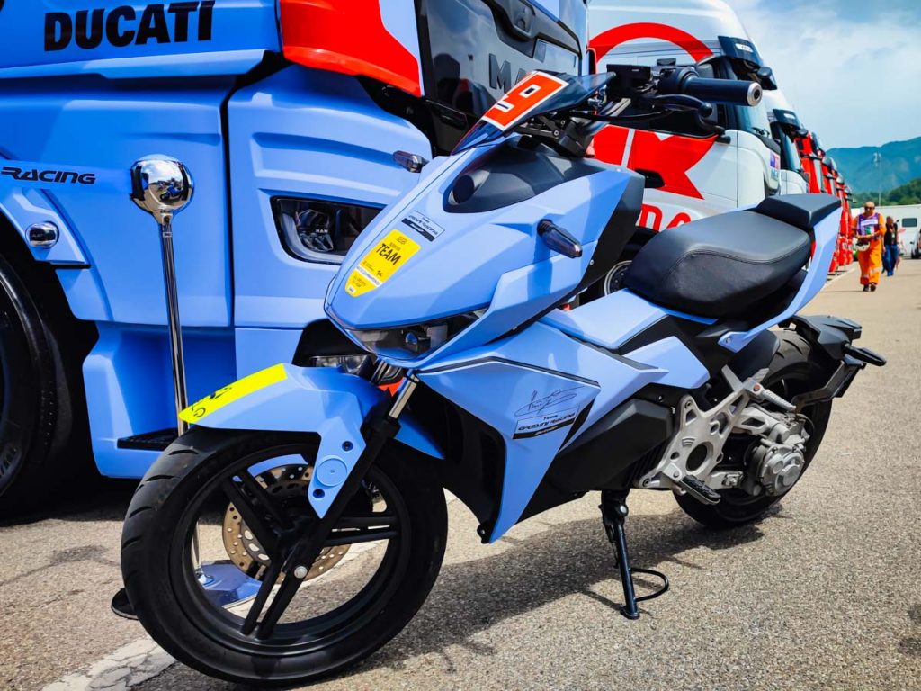 Lo scooter elettrico FELO FW-06 nel paddock della MotoGP