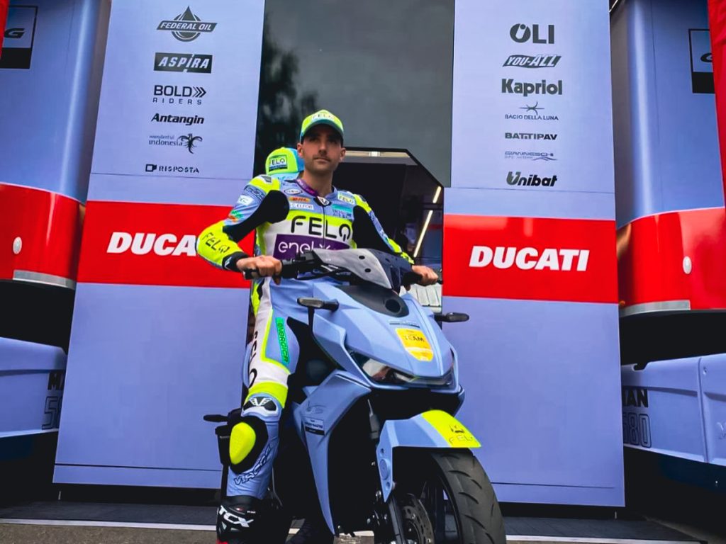 Matteo Ferrari in sella allo scooter FELO FW-06 Lo scooter elettrico FELO FW-06 per il team Gresini Racing MotoGP