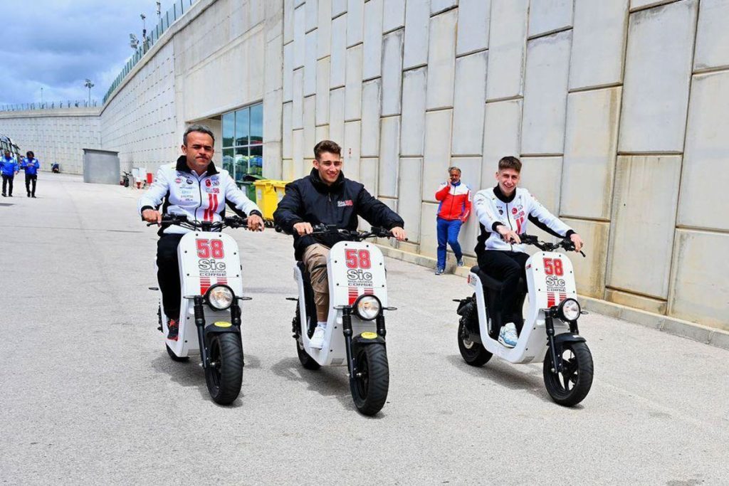 Marco Grana con los pilotos del Sic58 Squadra Corse