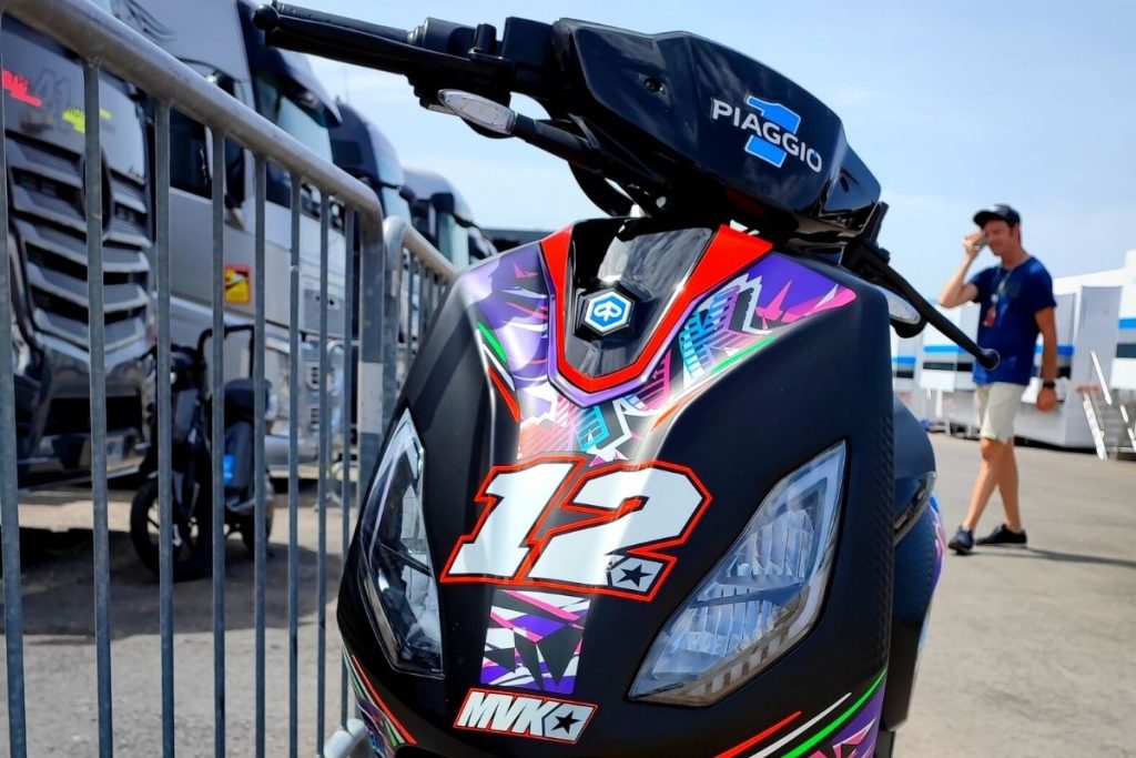 Lo scooter elettrico Piaggio 1 del team Aprilia Racing