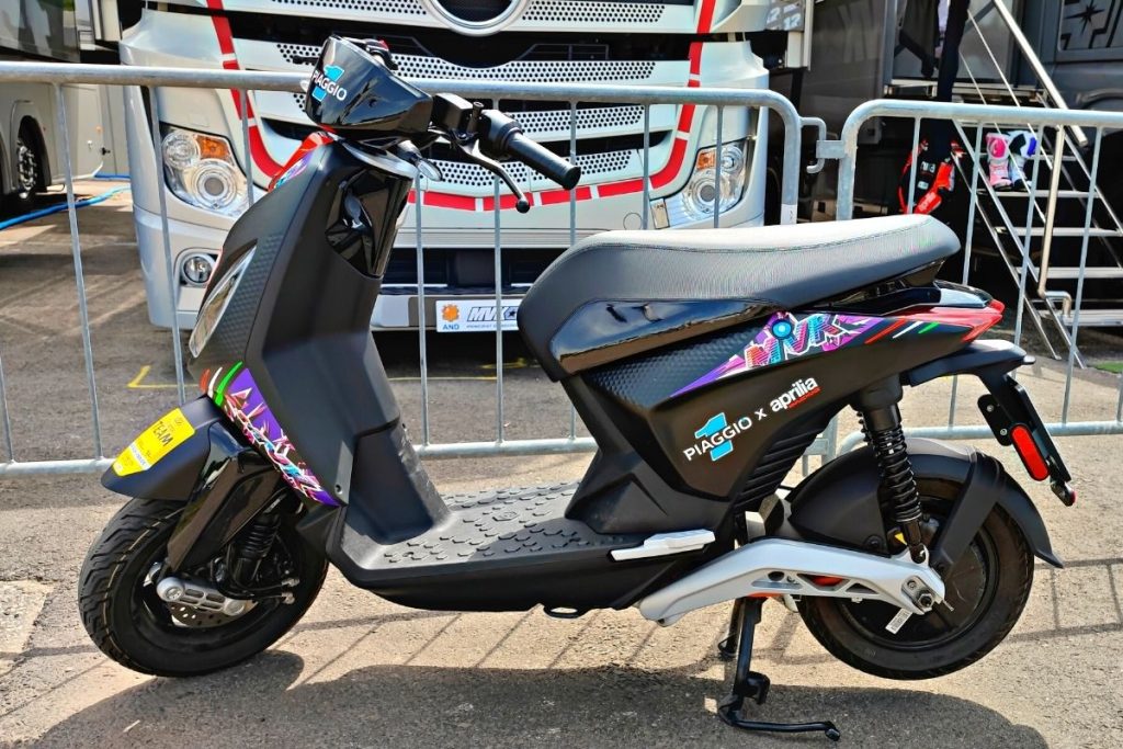 Lo scooter elettrico Piaggio 1 del team Aprilia Racing