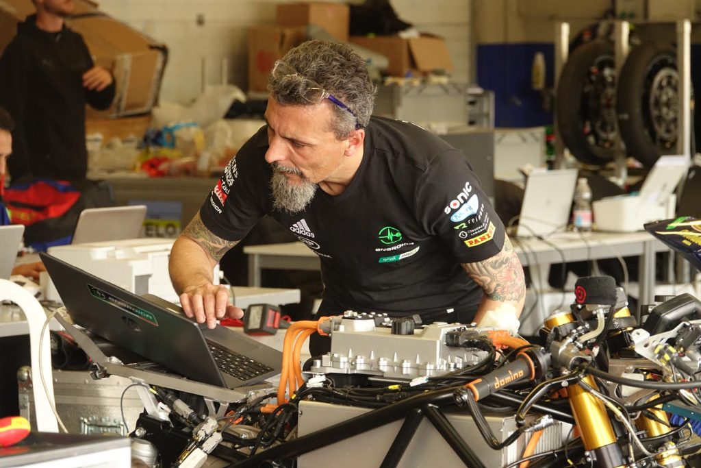 Un membro del team di Energica a supporto delle squadre della MotoE World Cup