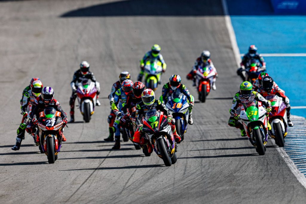 The start of the first race of the MotoE 2022 in Jerez