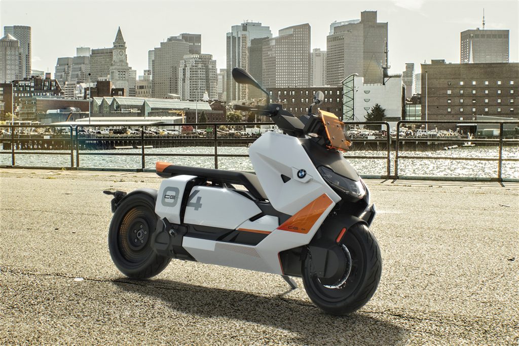 Il CE 04, il primo maxiscooter elettrico di BMW