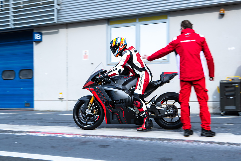 Alex De Angelis con la Ducati MotoE durante i test sulla pista di Vallelunga