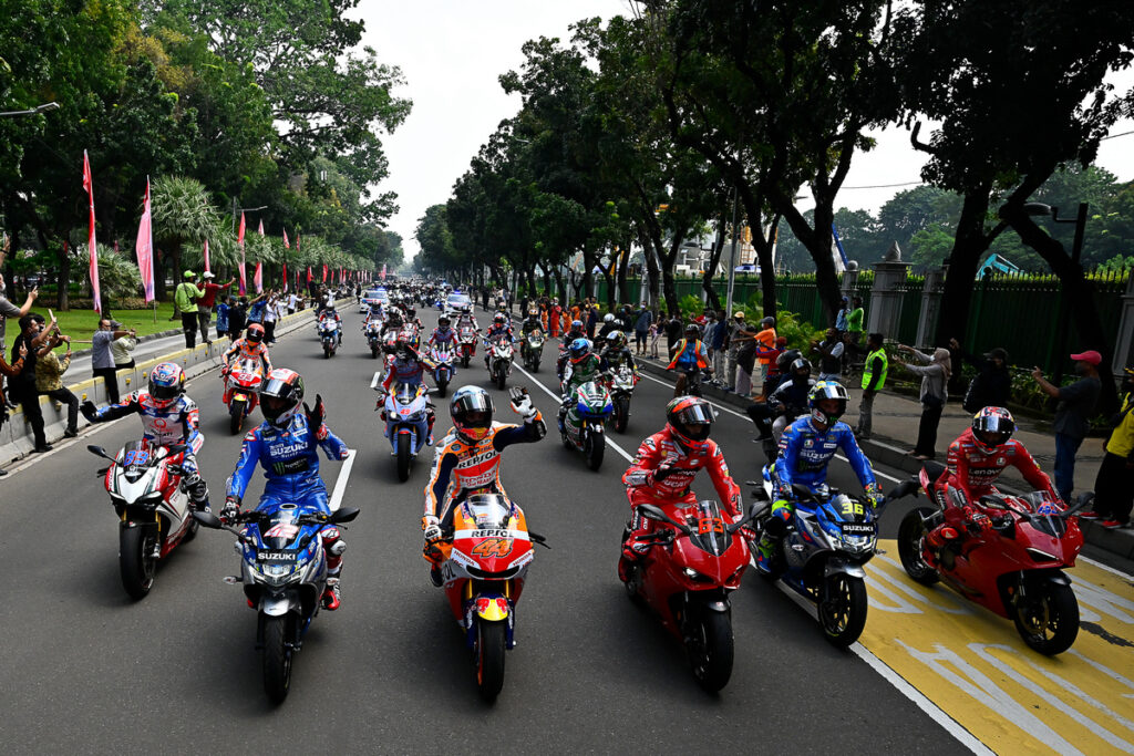 Para pebalap MotoGP berparade pada kesempatan GP Indonesia baru-baru ini