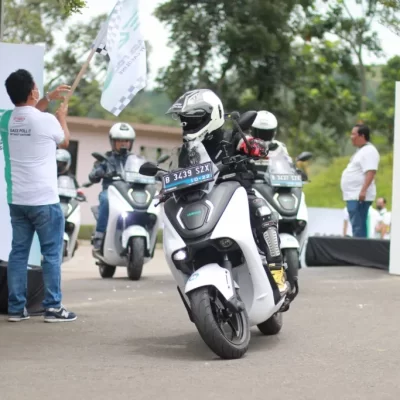 Yamaha E01: lo scooter elettrico giapponese è sceso in strada in Indonesia