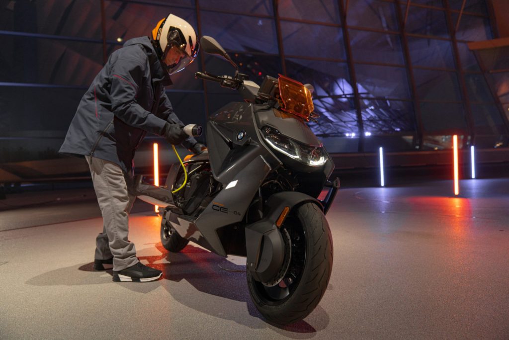 bonus 80% colonnine elettriche: il CE 04, lo scooter elettrico di BMW 