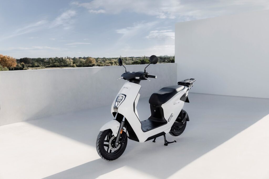 Lo scooter elettrico HONDA EM1e presentato in anteprima ad EICMA 2022