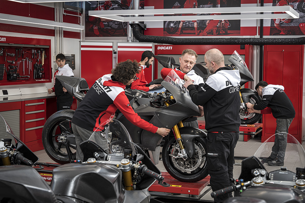 I primi esemplari di produzione delle MotoE di Ducati in fase di assemblaggio