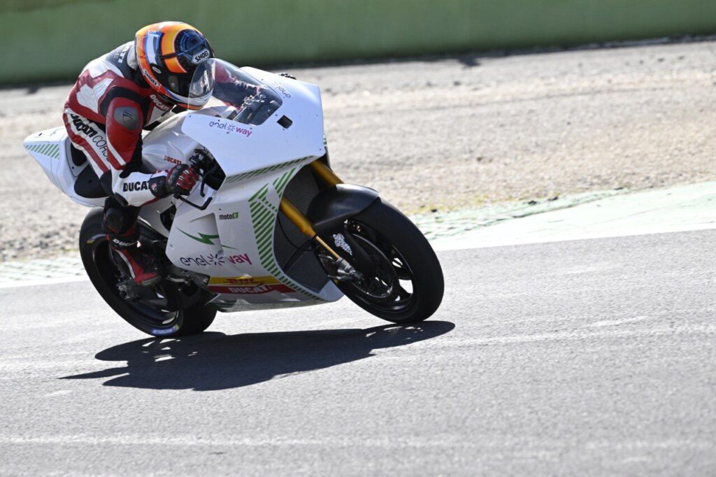 Alex De Angelis in pista a Vallelunga con la Ducati MotoE durante la presentazione del mondiale 2023