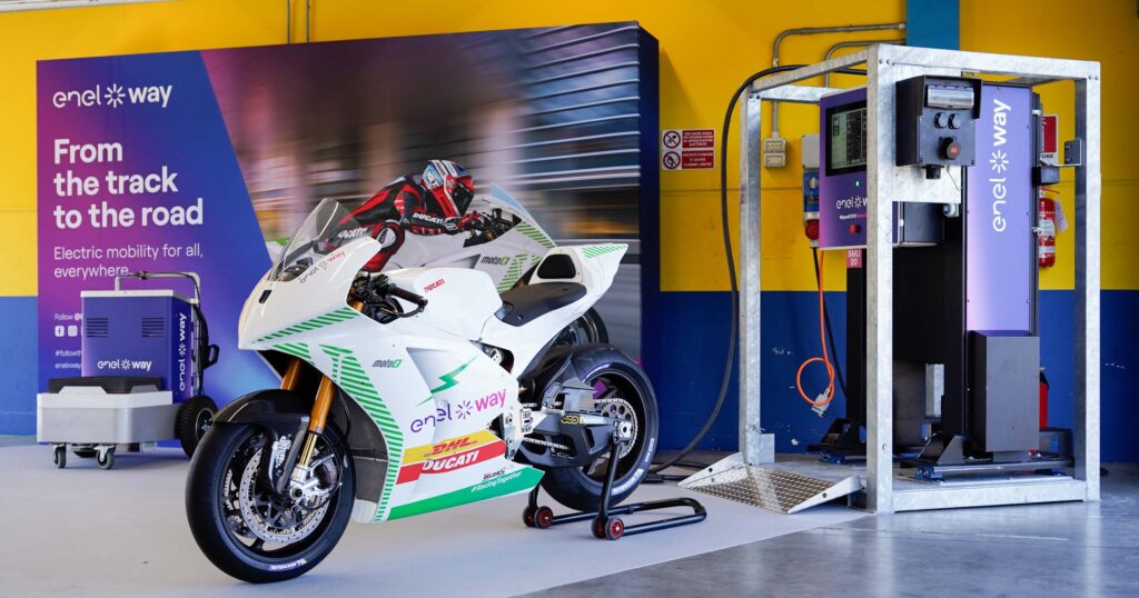 La Ducati elettrica V21L e il sistema di ricarica fornito da Enel X Way in mostra durante la presentazione del mondiale MotoE 2023