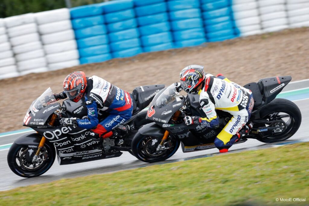 Jordi Torres e Randy Krummenacher durante i test della MotoE 2023 a Jerez