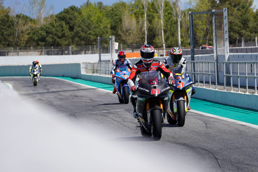 I piloti della MotoE con la nuova Ducati V21L durante i test a Barcellona