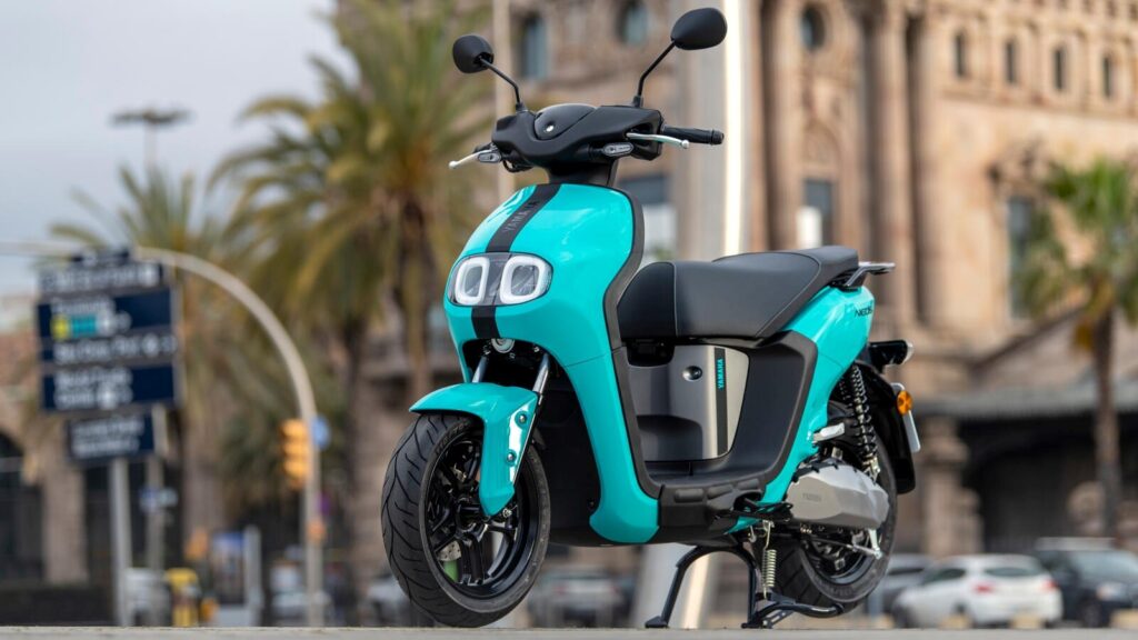 Lo scooter elettrico Yamaha NEO's in versione AQUA