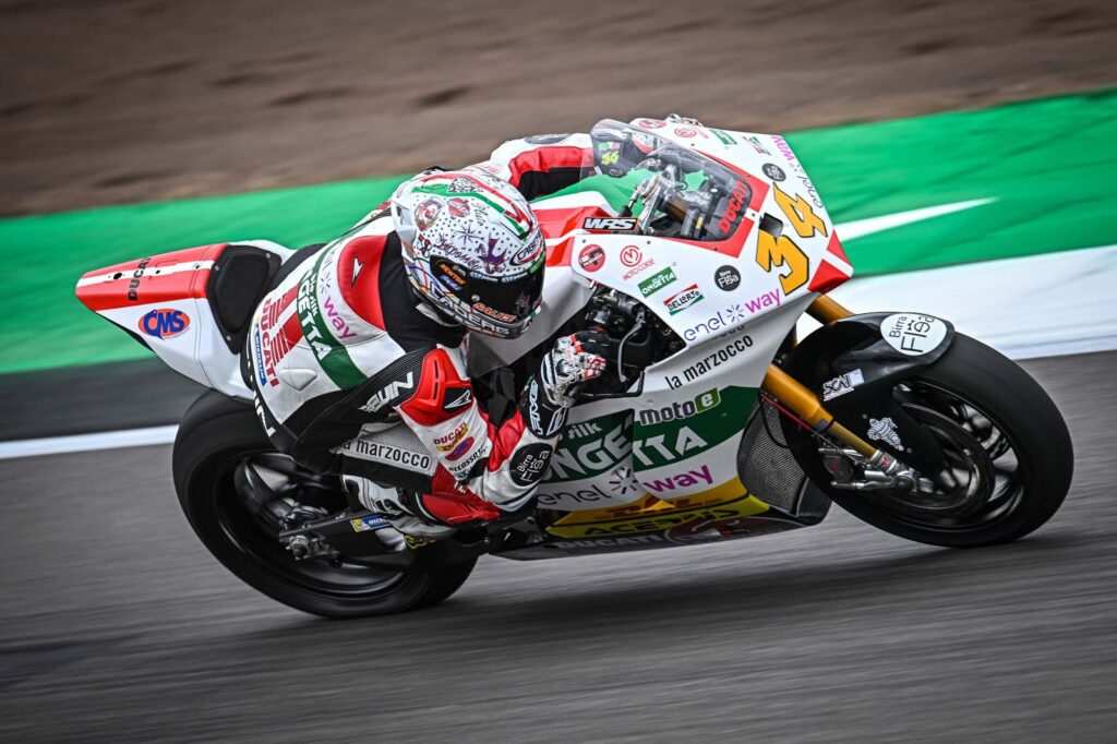 Kevin Manfredi secondo nella prima gara della MotoE 2023 a Silverstone