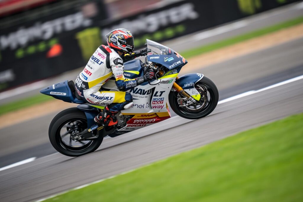 Randy Krummenacher è il vincitore della prima gara della MotoE 2023 nel GP di Gran Bretagna a Silverstone