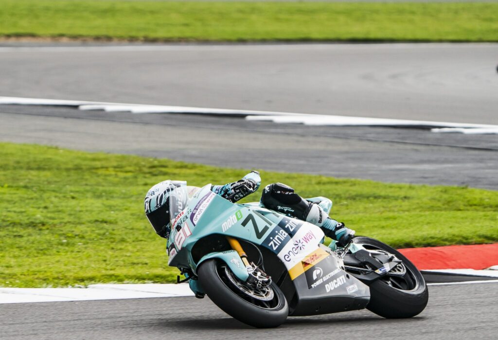 Jordi Torres in azione nel GP di Gran Bretagna della MotoE 2023 a Silverstone