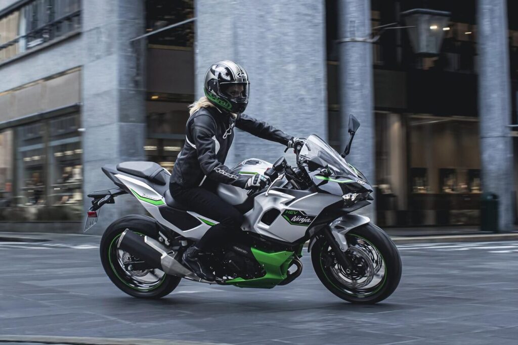 La nuova Kawasali Ninja 7 Hybrid