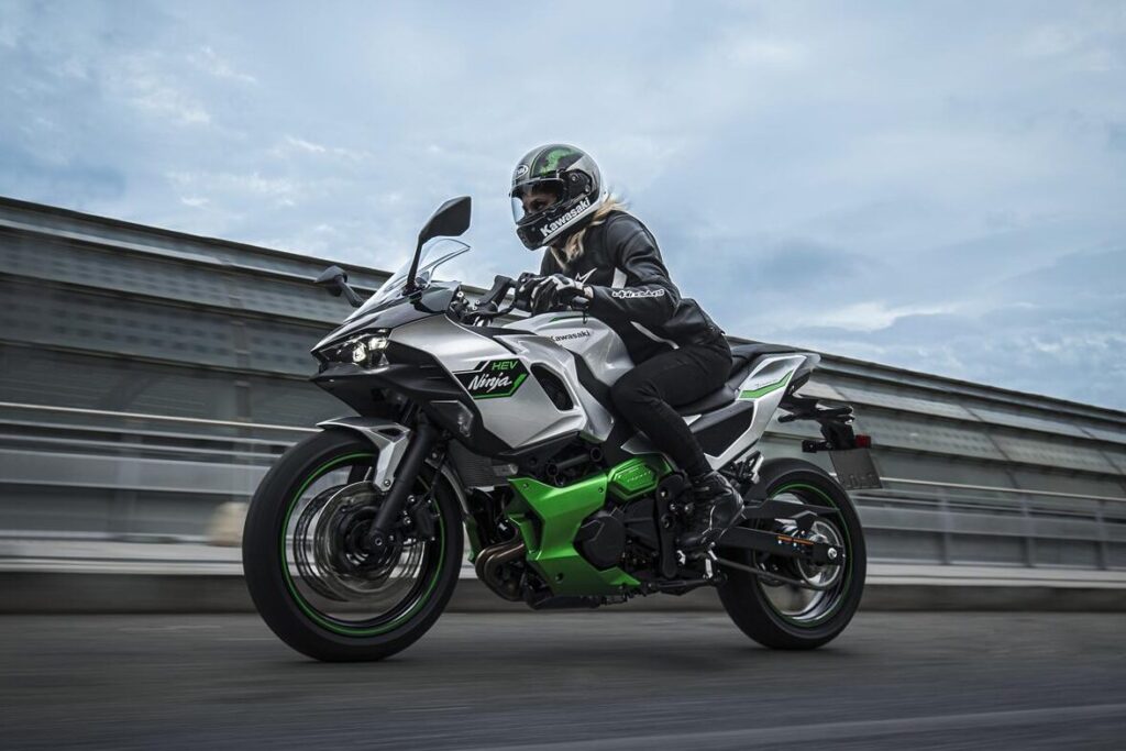 La Ninja 7 Hybrid, la prima moto ibrida di serie di Kawasaki