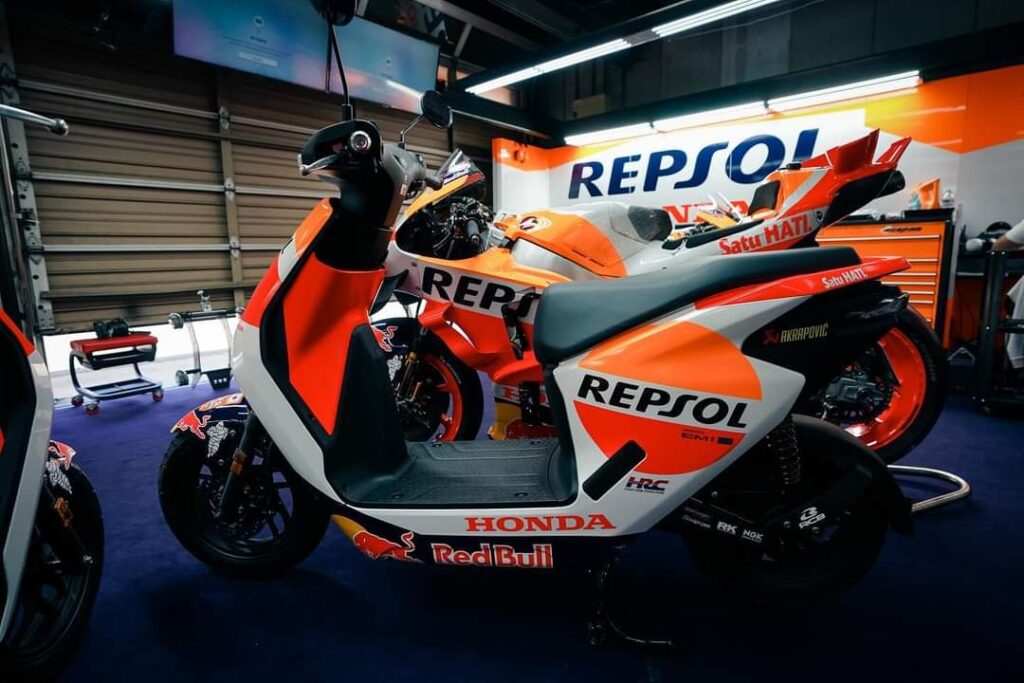 Honda EM1e, nel box del team Honda HRC Repsol in MotoGP