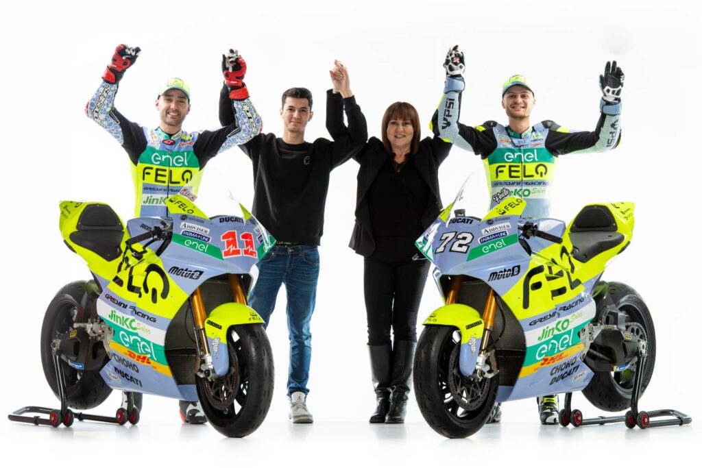 Alessio Finello (a destra) con Luca Gresini, Nadia Padovani e Matteo Ferrari (a sinistra) insieme alle Ducati  V21L del team Felo Gresini MotoE 2024 (foto: Gresini)