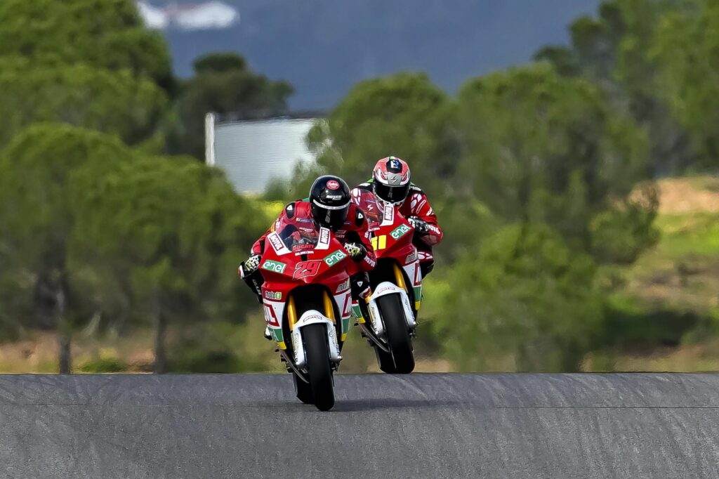 Spinelli e Zaccone con la Ducati V21L del team Tech3 E-Racing durante i test della MotoE 2024 a Portimao