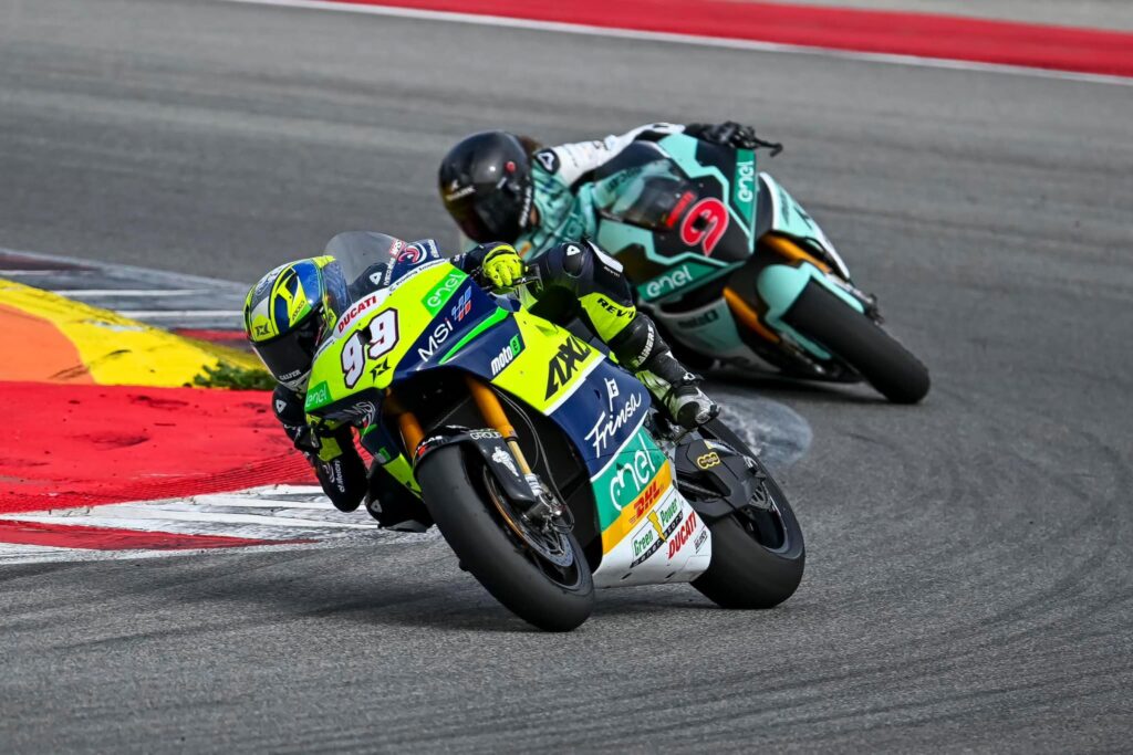 Oscar Gutierrez e Andrea Mantovani con la Ducati MotoE a Portimao