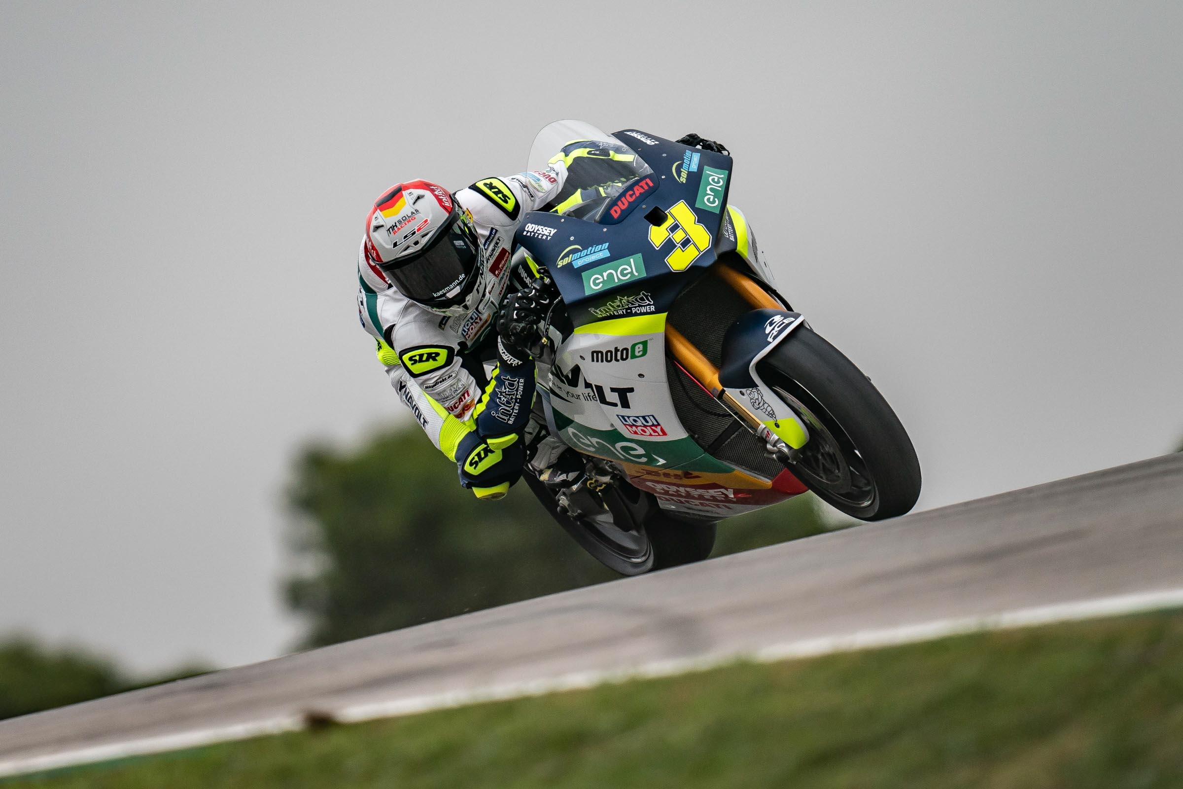 Lukas Tulovic (Dynavolt Intact GP), durante le gare della MotoE 2024 a Portimao